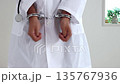 一名醫生試圖解開手銬的畫面（日本男性，無臉，30多歲） 135767936