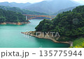 宮瀨湖和彩虹橋向右平移的4K高清視頻 135775944