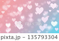 グラデーションの背景に舞うハートの動画 135793304