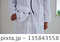 戴著白色口罩的醫生的照片（日本男性，無臉，30多歲） 135843558