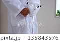 醫生摘下白色口罩的畫面（日本男性，無臉，30多歲） 135843576