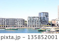 シドニー湾を行き交う船と都市風景 シドニー湾を行き交う船と都市風景 135852001