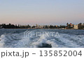 ドニー湾を進む船の上から見る水面と水しぶき ドニー湾を進む船の上から見る水面と水しぶき 135852004