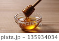Lifting honey with a honey dipper 135934034