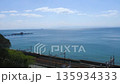 海沿いを走る列車の動画 135934333