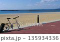海岸のサイクリングロード 135934336