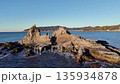 無人機從空中拍攝的東京灣禦佐木島在夕陽餘暉中，遠處富士山巍峨聳立（千葉縣京南町勝山市） 135934878