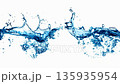 淺藍色液體碰撞 135935954