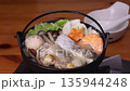 鐵鍋盛裝的奢華海鮮 135944248