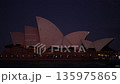夜の海から望むシドニー・オペラハウスの夜景 夜の海から望むシドニー・オペラハウスの夜景 135975865