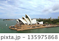 ドローン空撮のシドニー・オペラハウスとハーバーブリッジ ドローン空撮のシドニー・オペラハウスとハーバーブリッジ 135975868