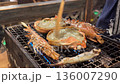 カニ味噌甲羅焼き、海鮮を焼き網で焼いている様子 136007290