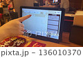 飲食店のタッチパネル式注文　 136010370