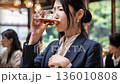 ビールを飲む女性会社員 136010808