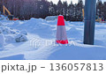 雪に埋もれるカラーコーンのある作業現場 136057813