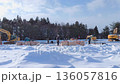 雪が積もった中での建設作業現場 136057816