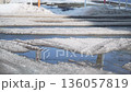 雪が溶けてきて轍ができた冬の道路 136057819