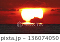 灼熱的太陽從海面升起 136074050