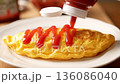 卵焼きにケチャップをかける様子 136086040