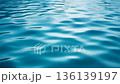 澄み渡るアクアブルーの水面と穏やかな波のゆらぎ：清潔感あふれる美容LPや環境系プレゼン資料背景 136139197