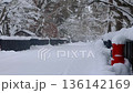 雪降る角館・武家屋敷通り・東勝楽丁（秋田県・仙北市） 136142169