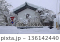 雪降る角館・伝承通り（秋田県・仙北市） 136142440
