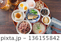 日本早餐，包括一些小菜：雜糧米飯、味噌湯和烤鹹鯖魚 136155842