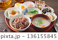 日本早餐，包括一些小菜：雜糧米飯、味噌湯和烤鹹鯖魚 136155845