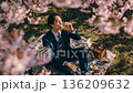 桜の下でビールを味わう日本人ビジネスマン 136209632