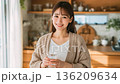 キッチンで笑顔を見せる日本人女性の朝 136209634