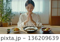 朝食に感謝して手を合わせる女性 136209639
