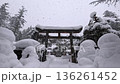 冬の上杉神社・鳥居と雪（山形県・米沢市） 136261452