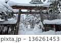 冬の上杉神社・鳥居と雪（山形県・米沢市） 136261453