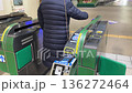 自動改札機を通る女性 136272464