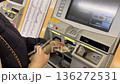 駅の発券機でチケットを購入する様子 136272531