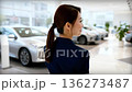 自動車販売店の女性スタッフ 136273487