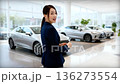 自動車販売店の女性スタッフ 136273554