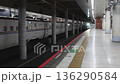 上野駅に入線するE5系新幹線 136290584