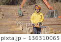 貯木場で働く林業従事者:撮影協力　多摩木材センター協同組合 136310065