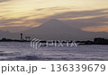 從神奈川縣葉山町真瀨海灘看到的黃昏富士山、燈塔和鳥居(縮時攝影修復) 從神奈川縣葉山町真瀨海灘看到的黃昏富士山、燈塔和鳥居(縮時攝影修復) 136339679