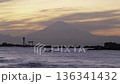 從神奈川縣葉山町真瀨海灘看到的黃昏富士山、燈塔和鳥居(縮時攝影仰拍) 從神奈川縣葉山町真瀨海灘看到的黃昏富士山、燈塔和鳥居(縮時攝影仰拍) 136341432