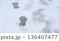 白雪皚皚的小路和腳步聲 136407477