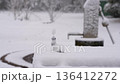 公園の水の場に積もる雪 136412272