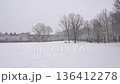 雪の降った日の都内の公園 136412278