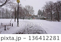 雪の降った日の都内の公園 136412281