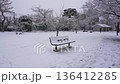 雪の降った日の都内の公園 136412285