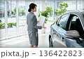自動車販売店の女性スタッフ 136422823