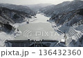 空から見た真冬のダム湖 136432360