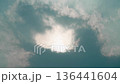 冬の空の太陽に雲がかかる 136441604