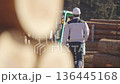 フォークリフトに乗り込む林業従事者 : 多摩木材センター協同組合 136445168